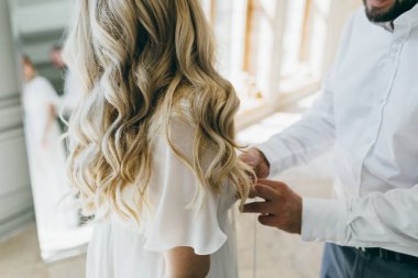 Damat Düğün elbise gelin törenden önce tutturmak yardımcı olur. Düğün kavramı. Yakın çekim sanat