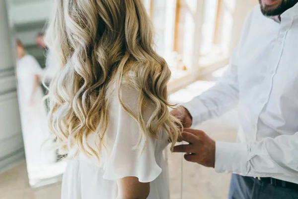 Damat Düğün elbise gelin törenden önce tutturmak yardımcı olur. Düğün kavramı. Yakın çekim sanat