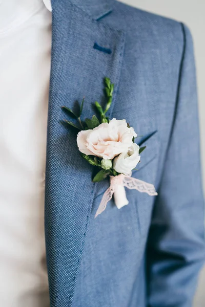 Close up image of beautiful boutonniere on the grooms jacket. Soft focus on boutonniere. Artwork — Stock Photo, Image