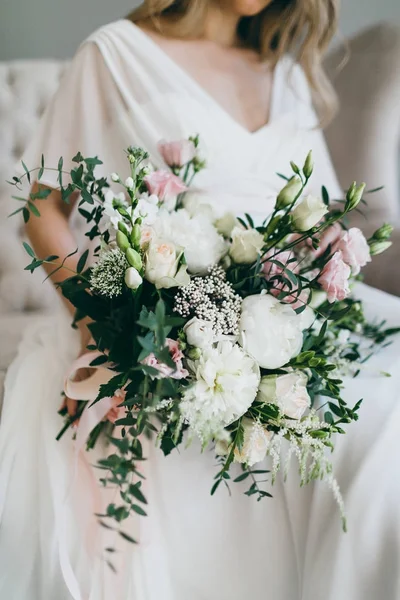 Magnifique bouquet de fleurs blanches et roses dans les mains de la charmante mariée dans une robe blanche. Oeuvres — Photo