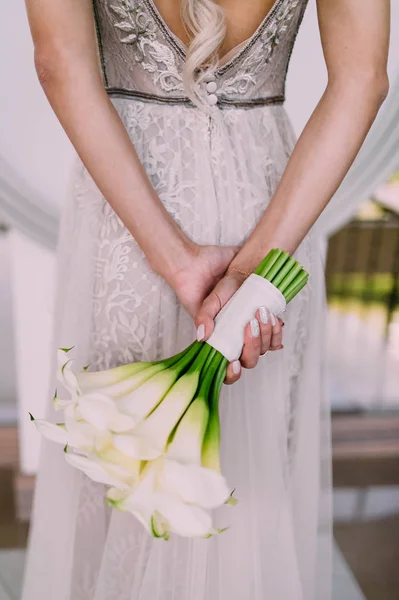 Krásné svatební kytice Kala v rukou nevěsty. Umělecká díla. Měkké zaostření na kytice — Stock fotografie