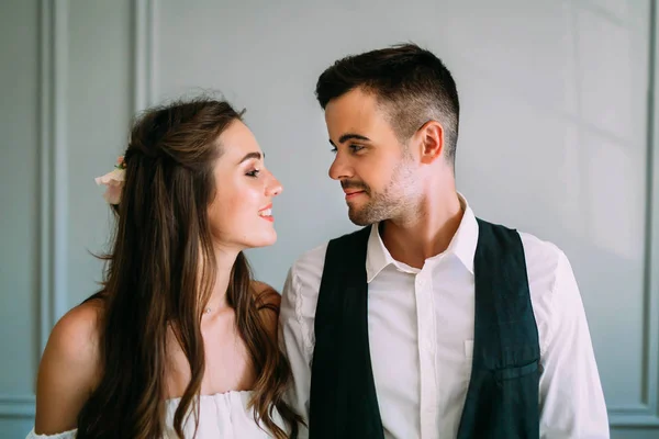 Young and happy newlyweds look at each other with love — Stock Photo, Image