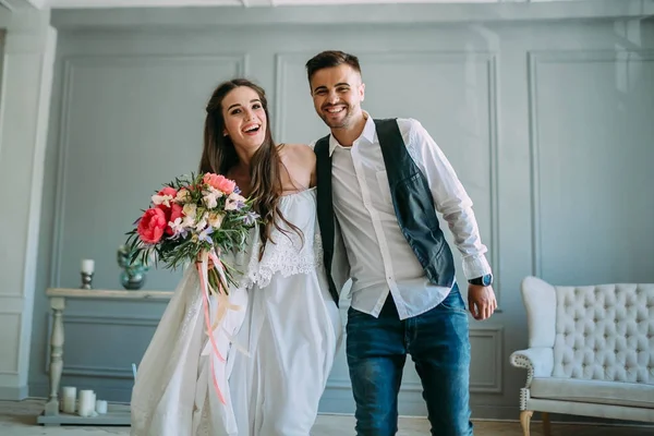 Vrolijke bruid en bruidegom samen plezier. Jonggehuwden lachen en ga gek. Kunstwerk. Binnen het huwelijk. Soft Focus Sea... — Stockfoto