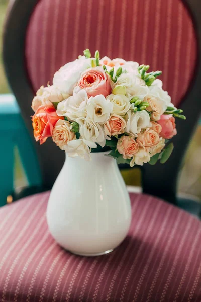 婚礼花束白色和桃的玫瑰花，在经典的木椅子上有一个玻璃花瓶。图稿 — 图库照片