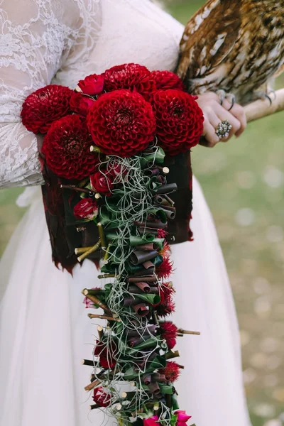 花束与波尔多大丽花在新娘手上。婚礼装饰。花大丽花。特写. — 图库照片