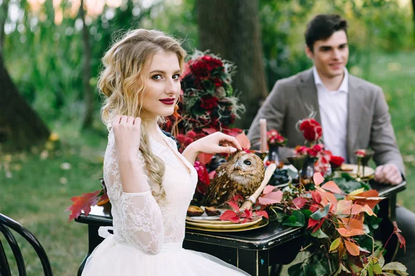 La novia con el búho sobre fondo borroso del novio. Boda de otoño — Foto de Stock
