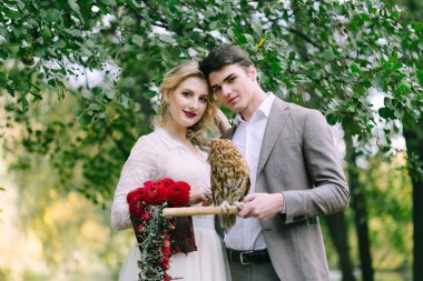 Baykuş kızlar yandan oturur. Baykuş gelinle.