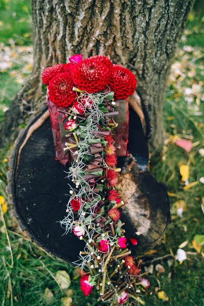 Artwork. Flower composition with bordeaux dahlias for bride hand. Wedding decoration. — Stock Photo, Image