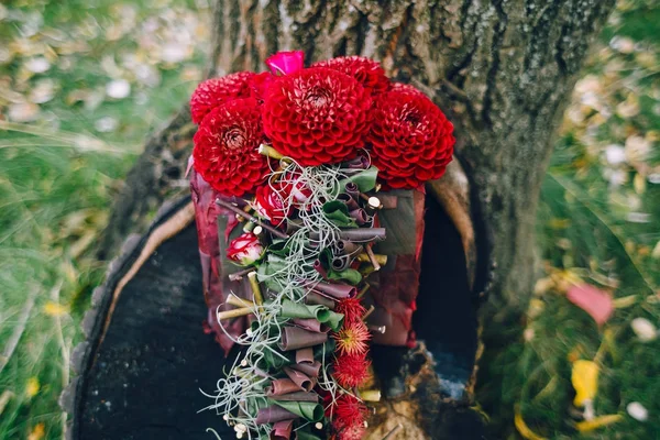 アートワーク。花嫁の手のボルドー ダリア花成分。結婚式の装飾. — ストック写真