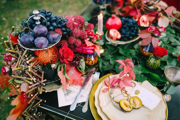 La mesa de boda festiva con hojas rojas de otoño. Decoración de boda. Obra de arte — Foto de Stock