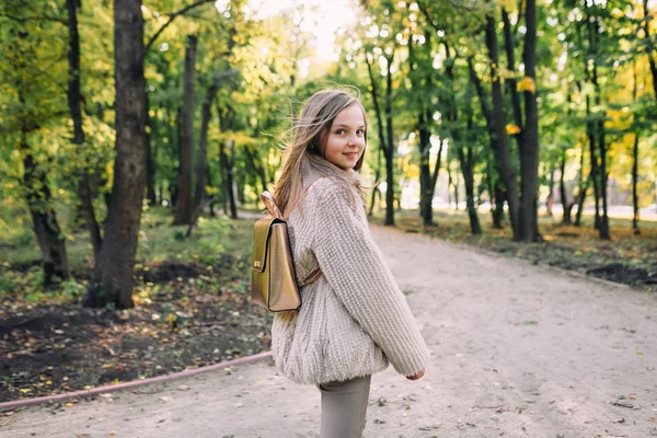 Leende liten flicka stativ promenera i skogen på höstdag. — Stockfoto