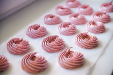 Türk Beze veya Meringues fırın kağıt üzerinde. Sanat. Kopya alanı.