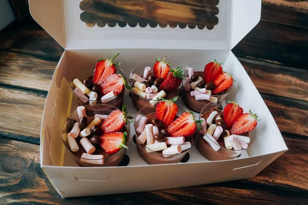 Chocolate mousse topped with sliced strawberries, peanuts in chocolate and marshmallows. Take away food. Dessert. — Stock Photo, Image