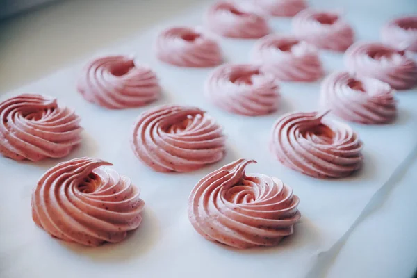 Beze turco o merengues sobre papel de panadería. Obras de arte. Copiar espacio . — Foto de Stock