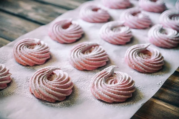 Türk Beze veya Meringues fırın kağıt üzerinde. Sanat. Kopya alanı.