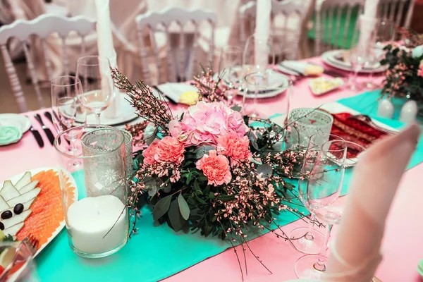 Декор стола с цветами — стоковое фото
