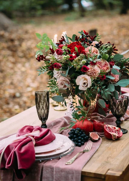 Rustykalny ślub Dekoracja na świąteczny stół skład piękny kwiat. Ślubna. Dzieła sztuki — Zdjęcie stockowe