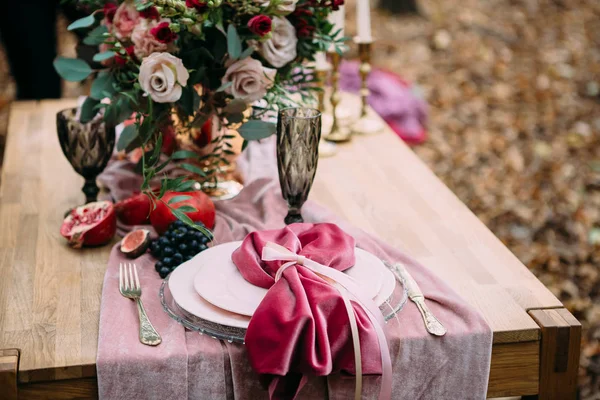 古朴的婚礼装饰为喜庆的餐桌与美丽的花朵组成。秋季婚礼艺术品 — 图库照片