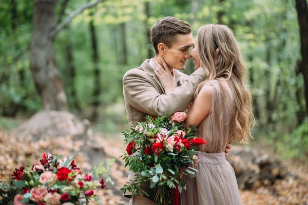 Nygifta ögonblick innan en kyss. Höst bröllop utomhus. — Stockfoto