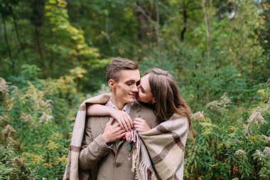 Çift ekose bir sonbahar romantik ormandaki altında. Sonbahar düğün açık havada.