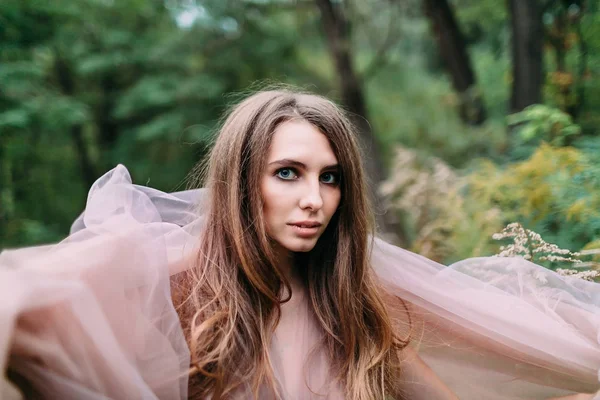 Portret van mooie Kaukasische meisje met blauwe ogen in groene bladeren. Soft Focus Sea... — Stockfoto