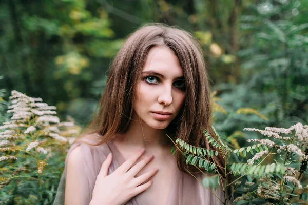 Portret van mooie Kaukasische meisje in de groene bladeren. Soft Focus Sea... — Stockfoto