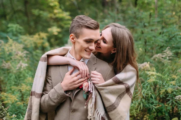 Casal abaixo da planície em uma floresta romântica de outono. Casamento de outono ao ar livre . — Fotografia de Stock