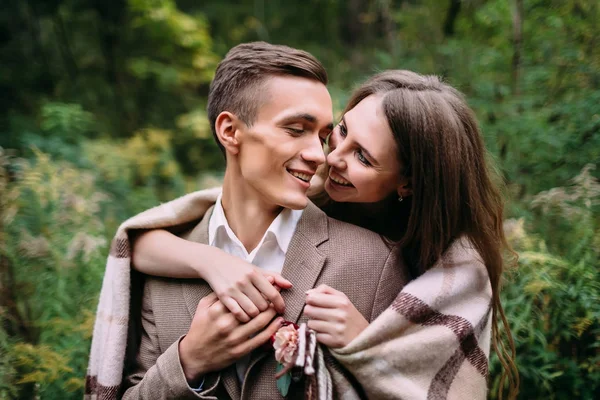秋のロマンチックな森で格子縞の下のカップル。秋の結婚式屋外. — ストック写真