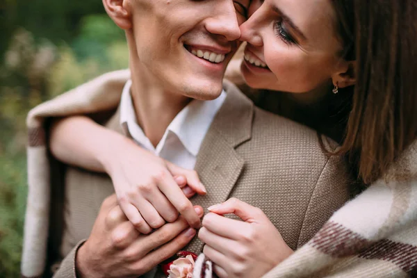 Pareja enamorada tiernamente toca por sus narices. Felices recién casados. Boda. Obra de arte —  Fotos de Stock