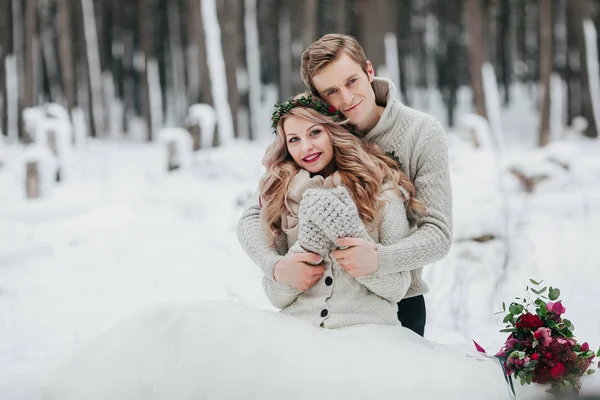 Frischvermählte kuscheln sich im Winterwald. verliebtes Paar. Winterhochzeit. — Stockfoto