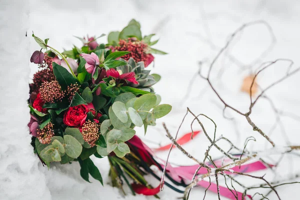 Hermoso ramo de bodas con suculentas, vegetación y flores carmesí en la nieve. Al aire libre. Obra de arte —  Fotos de Stock