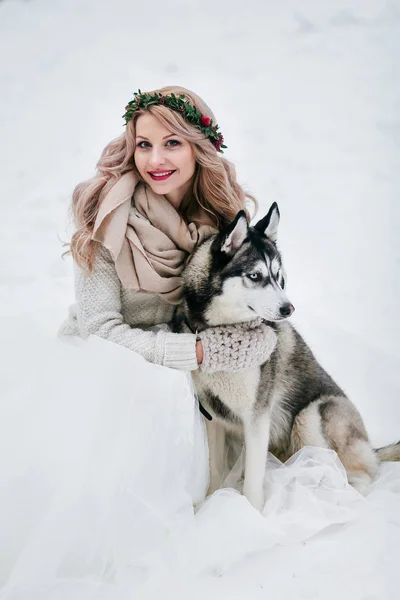 Novia alegre posa con husky siberiano sobre fondo de nieve blanca. Boda de invierno. Obra de arte —  Fotos de Stock