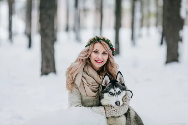 Novia alegre posa con husky siberiano sobre fondo de nieve blanca. Boda de invierno. Obra de arte . —  Fotos de Stock