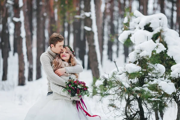 El novio está besando a la novia en el templo en el bosque nevado. Obra de arte . — Foto de Stock