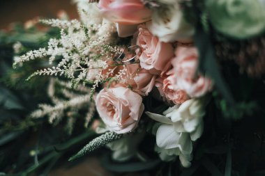 Bir demet düğün buketinde gümüş alyanslar. Sanat eserleri. Yakın plan.