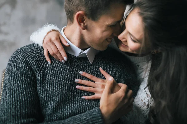 Känsligt ögonblick mellan förälskade par. Glada nygifta. Sektivt fokus på händer. Konstverk — Stockfoto