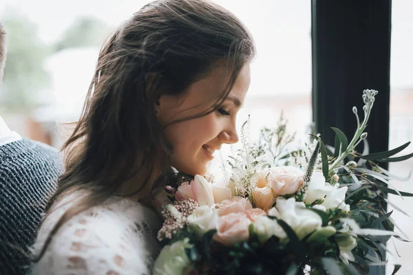 Hermosa chica tiene un rustico bouquet de boda. Retrato cerrado. — Foto de Stock