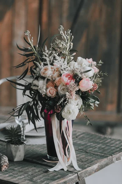 Bukiet ślubny z różowo -białe róże i inne kwiaty na stół rustykalne. Dzieła sztuki. Pomieszczeniu. — Zdjęcie stockowe