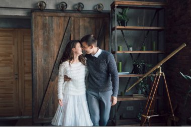 Yeni evliler gülüyor ve go crazy. Sanat.