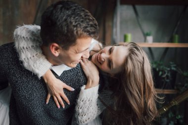 Erkek kız bir domuzcuk geri sürüş ve spin verir. Yeni evliler gülüyor ve go crazy. Sanat. Yumuşak odak