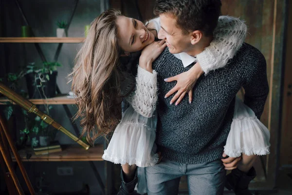 Guapo joven sonriente dando un paseo de vuelta a su novia en casa. Obra de arte —  Fotos de Stock