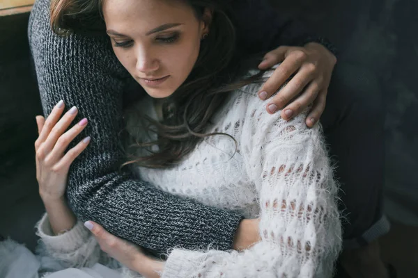 L'uomo irriconoscibile abbraccia la sua bella donna. Coppia sensibile innamorata. Ritratto ravvicinato. — Foto Stock