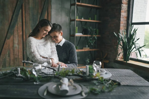 Genç bir aile mutfak ve hugs oturur. Yeni evliler — Stok fotoğraf