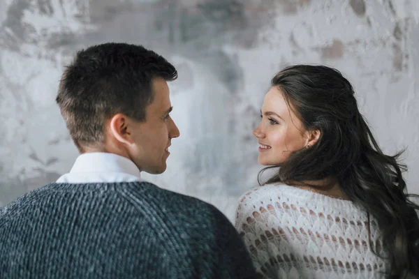 Unga och lyckliga nygifta ser på varandra med kärlek — Stockfoto