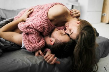 Çift yatakta aşık tarafından duygusal romantik ön sevişme. Arrwork.