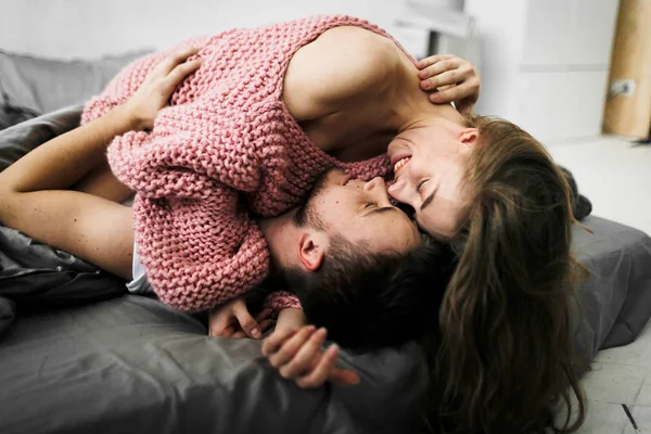 Çift yatakta aşık tarafından duygusal romantik ön sevişme. Arrwork. — Stok fotoğraf