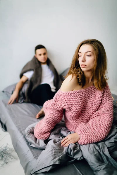 Θλιβερή ζευγάρι κάθεται στο κρεβάτι. Επιλεκτική εστίαση για τη φίλη του. Έργα τέχνης — Φωτογραφία Αρχείου