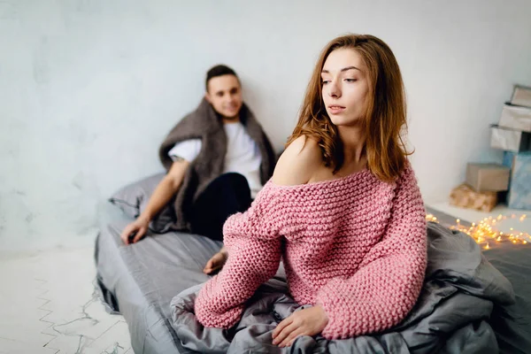 Linda pareja sentada en la cama. Enfoque selectivo en la novia. Obra de arte —  Fotos de Stock