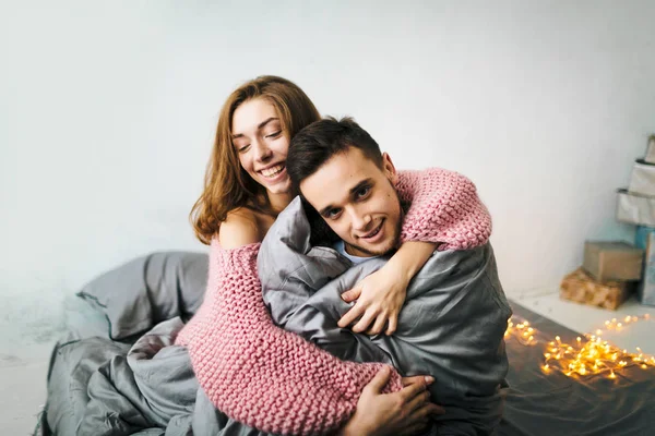 若いカップルが自宅を抱き締めます。アートワーク。ソフト フォーカス — ストック写真