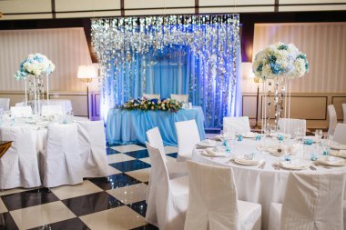 Düğün ziyafet salonu. Bir restoranda boş şenlikli tablolar.